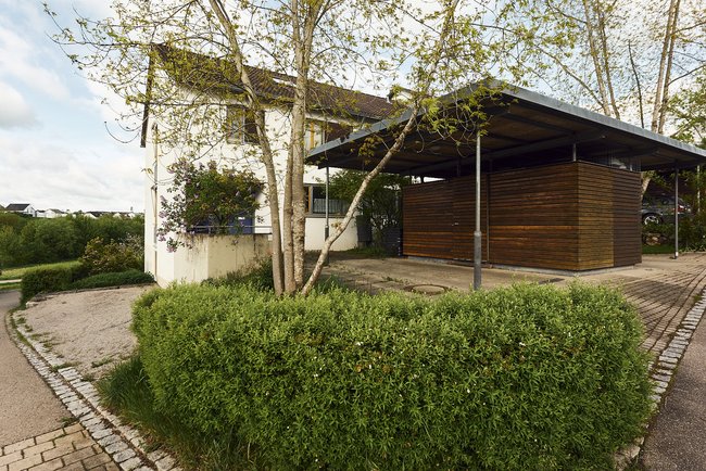 Objektansicht mit Carport und Stellplatz 