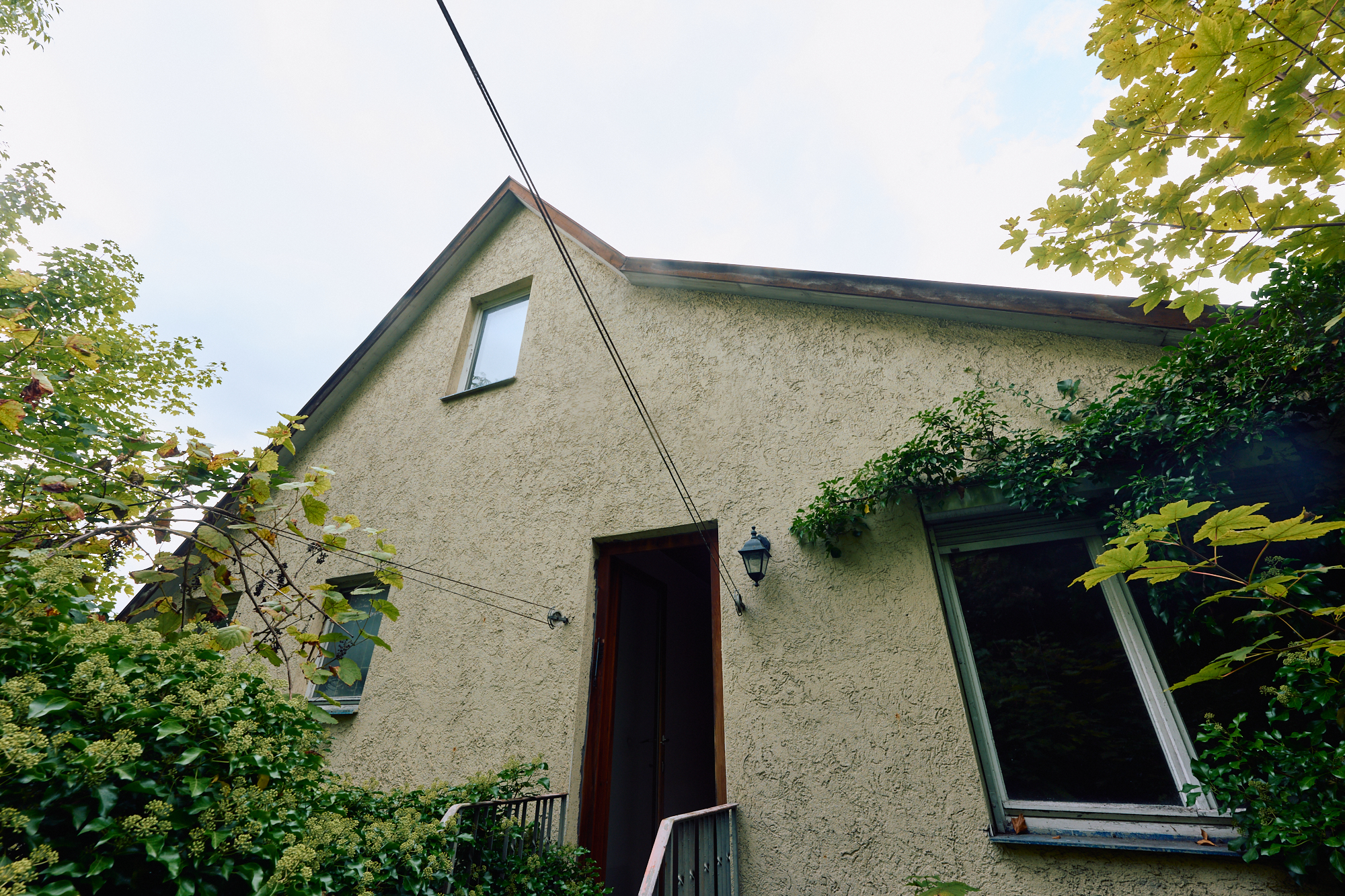 Objektansicht mit Ausgang zum Garten 