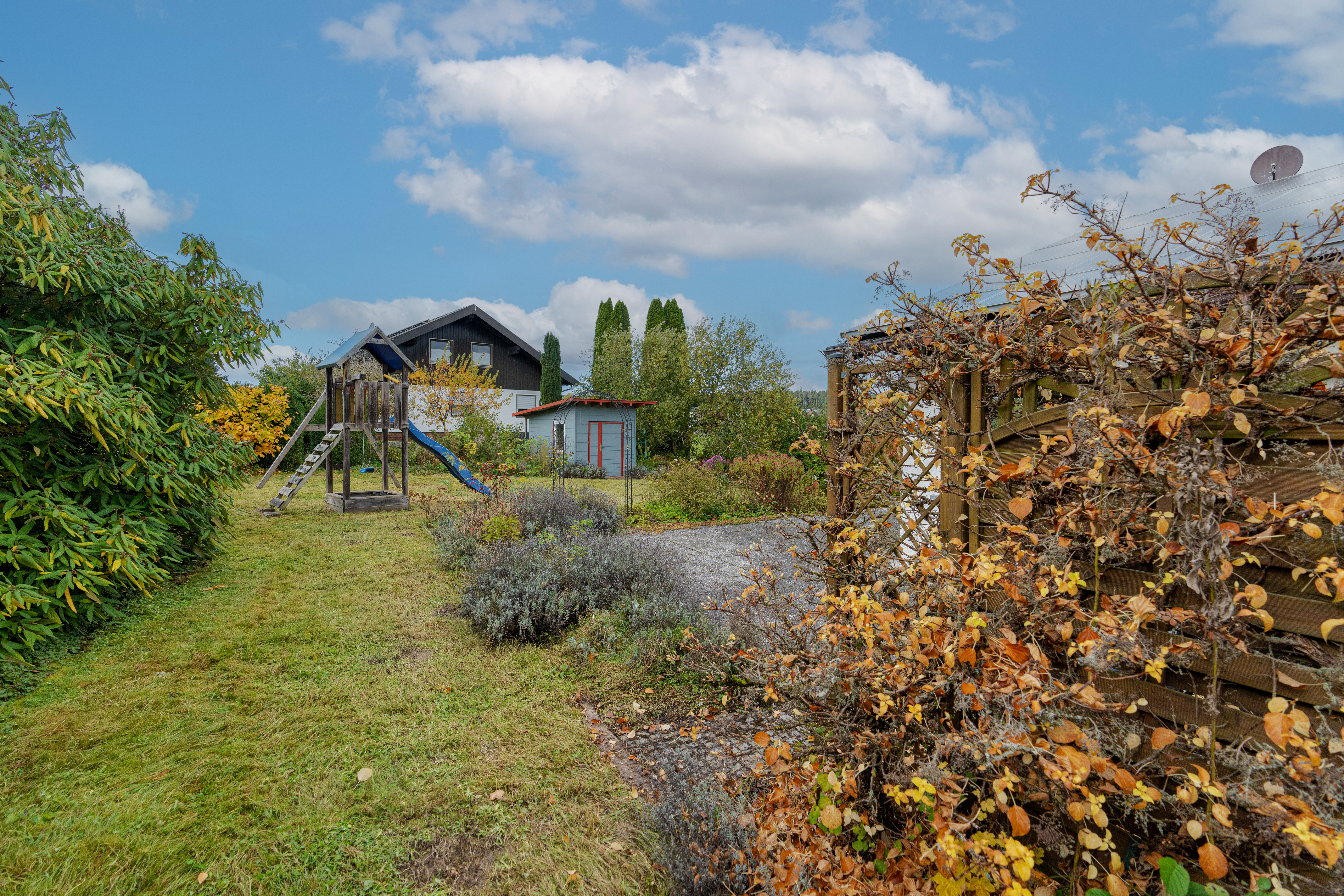 Objektansicht mit Garten 